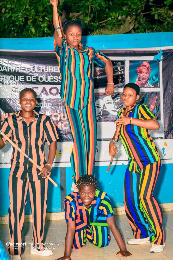 Troupe de jeunes filles en danse traditionnelle aux bâtons